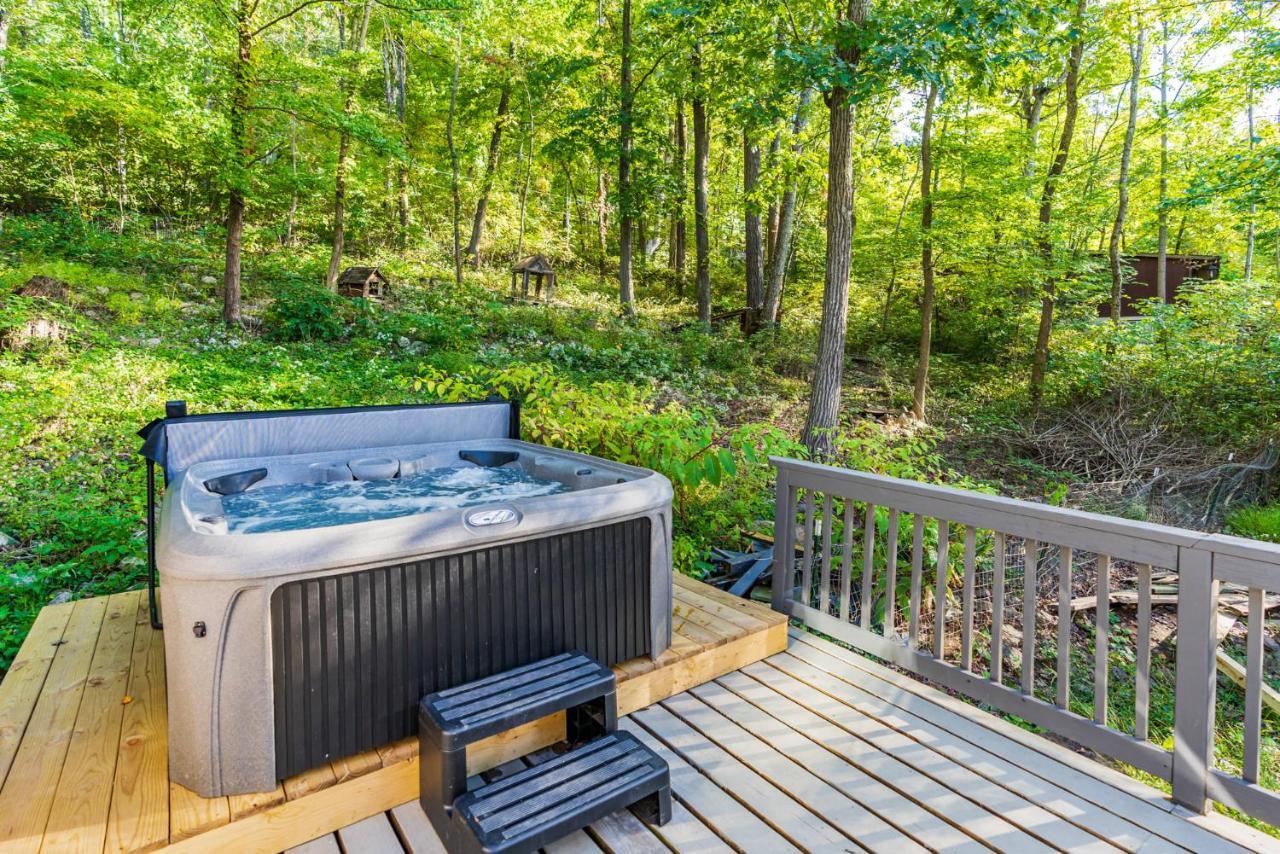 Hot Tub, Wraparound Deck, & Wifi At Chalet Cabin Villa Inwood Exteriör bild